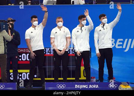 Hammy McMillan de la Grande-Bretagne (à gauche), Bobby Lammie, Grant Hardie et Bruce Mouat (à droite) avant le début du match de la médaille d'or des hommes durant la quinze journée des Jeux Olympiques d'hiver de 2022 à Beijing au Centre aquatique national en Chine. Date de la photo: Samedi 19 février 2022. Banque D'Images