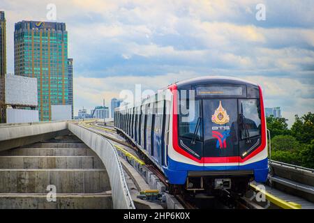 Bangkok-Thaïlande AOÛT 9 2019 : BTS Sky train sur le paysage urbain dans daytim, Bangkok, Thaïlande Banque D'Images