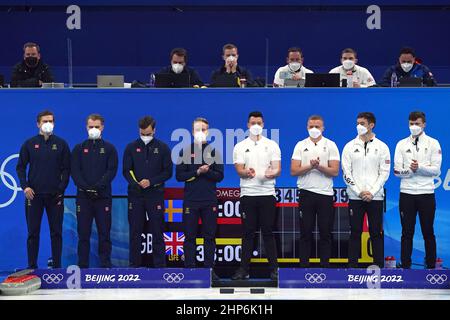 Christoffer Sundgren (à gauche), Rasmus Wranaa, Oskar Eriksson, Et Niklas Edin avec Hammy McMillan de Grande-Bretagne, Bobby Lammie, Grant Hardie et Bruce Mouat (à droite) avant le début du match de la médaille d'or des hommes pendant le quinze jour des Jeux Olympiques d'hiver de Beijing 2022 au Centre National de la natation en Chine. Date de la photo: Samedi 19 février 2022. Banque D'Images