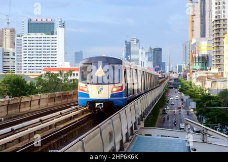 Bangkok-Thaïlande AOÛT 19 2019: BTS Sky train sur fond de paysage urbain en journée , Sky train est un système de transport en commun à Bangkok, Thaïlande Banque D'Images