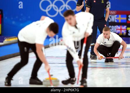 Bobby Lammie (à droite), en Grande-Bretagne, regarde Hammy McMillan (à gauche) et Grant Hardie balayer la glace dans le jeu de la médaille d'or des hommes au cours du quinze jour des Jeux Olympiques d'hiver de Beijing 2022 au Centre aquatique national en Chine. Date de la photo: Samedi 19 février 2022. Banque D'Images