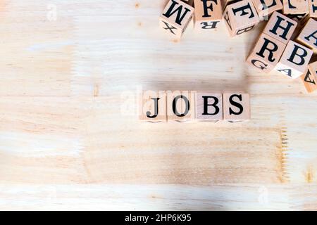 Les lettres en bois se connectent à un message sur un bureau en bois, informatives et de communication sur les carrières et les recherches d'emploi Banque D'Images