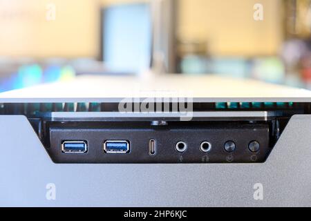 Connecteur de port en gros plan du nouvel ordinateur boîtier de l'ordinateur de bureau pour la connexion à un appareil informatique et à un équipement électronique Banque D'Images