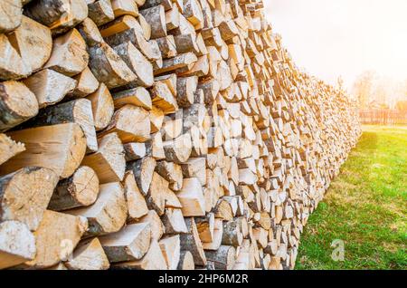 Pile de bois magnifiquement pliée sur la pelouse dans le village de campagne Banque D'Images