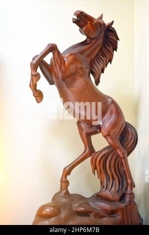 Statue en bois d'un cheval en acajou Banque D'Images