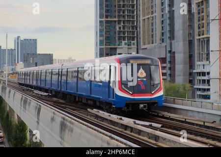 Bangkok-Thaïlande AOÛT 19 2019: BTS Sky train sur le paysage urbain en journée, Sky train est un système de transport en commun à Bangkok pour aider à faciliter Banque D'Images