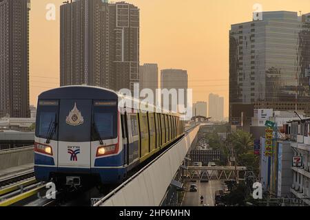 Bangkok-Thaïlande DEC 5 2019: BTS Sky train sur fond de paysage urbain le soir, Sky train est un système de transport en commun à Bangkok pour faciliter Banque D'Images