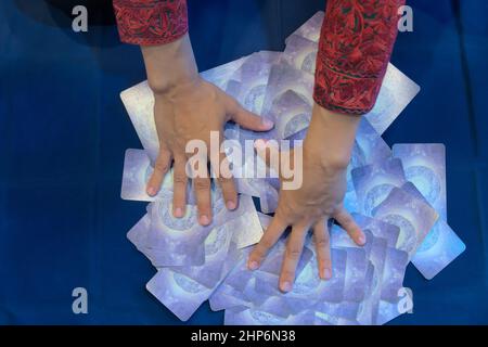 Gros plan des mains du tueur de fortune qui mélangez les cartes de Tarot pour prédire le destin et la prochaine étape, la magie Divine Banque D'Images