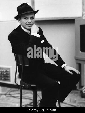 Portrait de Frank Sinatra dans le studio d'enregistrement, octobre 1957. Capitol Records a publié la photo de publicité à la presse pour promouvoir l'apparition de Sinatra dans le film Pal Joey. Banque D'Images