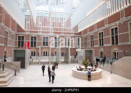 Amsterdam, pays-Bas. 18th févr. 2022. Les gens visitent le Rijksmuseum à Amsterdam, aux pays-Bas, le 18 février 2022. Aux pays-Bas, le gouvernement a annoncé mardi le retour à la normale en levant la plupart des mesures contre la propagation du COVID-19 dans le cadre d'un plan en trois phases similaire, car les données officielles ont montré que le nombre de nouvelles infections a diminué de 22 pour cent dernièrement. Credit: Sylvia Lederer/Xinhua/Alamy Live News Banque D'Images