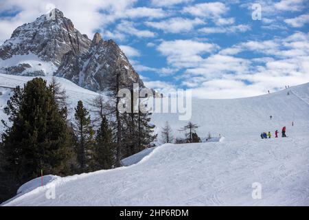 Cortina d'ampezzo. 24th juin 2019. Photo prise le 18 février 2022 montre le paysage de Cortina d'Ampezzo en Italie. Les villes italiennes Milan et Cortina d'Ampezzo ont été nommées hôtes des Jeux Olympiques d'hiver de 2026 à la session 134th du Comité International Olympique (CIO), le 24 juin 2019. Les Jeux Olympiques d'hiver de 2026 seront la troisième fois que l'Italie accueillera les Jeux Olympiques d'hiver, après Turin en 2006 et Cortina d'Ampezzo en 1956. Credit: Liu Yongqiu/Xinhua/Alay Live News Banque D'Images