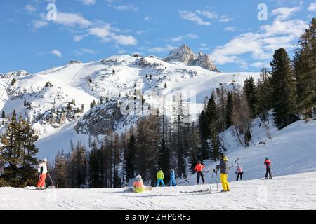 Cortina d'ampezzo, 18 février. 24th juin 2019. Les gens skient dans une station de ski alpin de Cortina d'Ampezzo, Italie, 18 février 2022. Les villes italiennes Milan et Cortina d'Ampezzo ont été nommées hôtes des Jeux Olympiques d'hiver de 2026 à la session 134th du Comité International Olympique (CIO), le 24 juin 2019. Les Jeux Olympiques d'hiver de 2026 seront la troisième fois que l'Italie accueillera les Jeux Olympiques d'hiver, après Turin en 2006 et Cortina d'Ampezzo en 1956. Credit: Liu Yongqiu/Xinhua/Alay Live News Banque D'Images