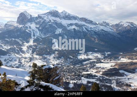 Cortina d'ampezzo. 24th juin 2019. Photo prise le 18 février 2022 montre le paysage de Cortina d'Ampezzo en Italie. Les villes italiennes Milan et Cortina d'Ampezzo ont été nommées hôtes des Jeux Olympiques d'hiver de 2026 à la session 134th du Comité International Olympique (CIO), le 24 juin 2019. Les Jeux Olympiques d'hiver de 2026 seront la troisième fois que l'Italie accueillera les Jeux Olympiques d'hiver, après Turin en 2006 et Cortina d'Ampezzo en 1956. Credit: Liu Yongqiu/Xinhua/Alay Live News Banque D'Images