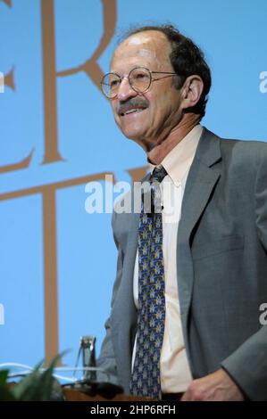 Harold Varmus, directeur, Institut national du cancer, lors de sa réunion de la mairie de 2010 de l'INCC vers. 12 juillet 2010 Banque D'Images