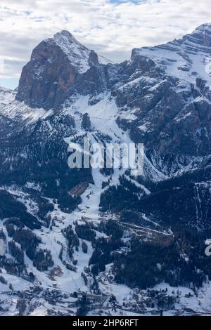 Cortina d'ampezzo. 24th juin 2019. Photo prise le 18 février 2022 montre le paysage de Cortina d'Ampezzo en Italie. Les villes italiennes Milan et Cortina d'Ampezzo ont été nommées hôtes des Jeux Olympiques d'hiver de 2026 à la session 134th du Comité International Olympique (CIO), le 24 juin 2019. Les Jeux Olympiques d'hiver de 2026 seront la troisième fois que l'Italie accueillera les Jeux Olympiques d'hiver, après Turin en 2006 et Cortina d'Ampezzo en 1956. Credit: Liu Yongqiu/Xinhua/Alay Live News Banque D'Images