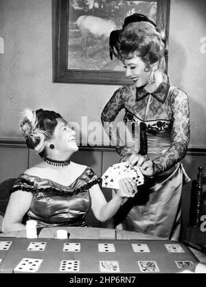 Photo de la série télévisée Gunsmoke. Sur la photo, les cartes à jouer au Longbranch sont Nellie Burt et Amanda Blake sous le nom de Miss Kitty Russell Banque D'Images