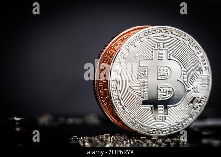 Gros plan de la pièce de monnaie en bitcoin argenté sur fond sombre Banque D'Images