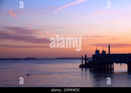 19/02/2022 Gravesend Royaume-Uni. Une aube calme et belle au-dessus de la Tamise et de Gravesend dans le Kent après que la ville a été heurtée par Storm Eunice. L'image s'affiche Banque D'Images