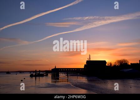 19/02/2022 Gravesend Royaume-Uni. Une aube calme et belle au-dessus de la Tamise et de Gravesend dans le Kent après que la ville a été heurtée par Storm Eunice. L'image s'affiche Banque D'Images