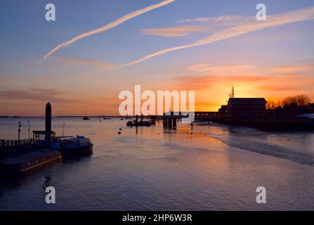 19/02/2022 Gravesend Royaume-Uni. Une aube calme et belle au-dessus de la Tamise et de Gravesend dans le Kent après que la ville a été heurtée par Storm Eunice. L'image s'affiche Banque D'Images