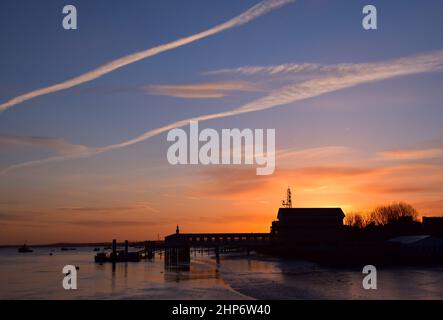 19/02/2022 Gravesend Royaume-Uni. Une aube calme et belle au-dessus de la Tamise et de Gravesend dans le Kent après que la ville a été heurtée par Storm Eunice. L'image s'affiche Banque D'Images