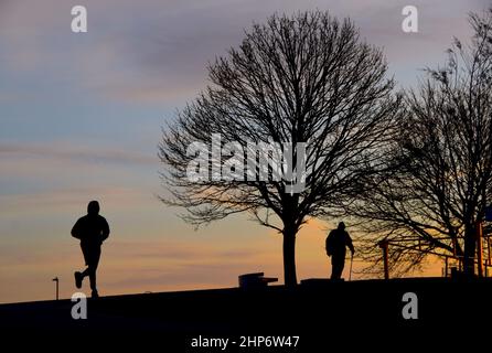 19/02/2022 Gravesend Royaume-Uni. Une aube calme et belle au-dessus de la Tamise et de Gravesend dans le Kent après que la ville a été heurtée par Storm Eunice. L'image s'affiche Banque D'Images