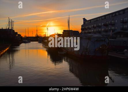 19/02/2022 Gravesend Royaume-Uni. Une aube calme et belle au-dessus de la Tamise et de Gravesend dans le Kent après que la ville a été heurtée par Storm Eunice. L'image s'affiche Banque D'Images