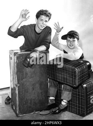 Photo publicitaire des acteurs de la comédie de situation classique laisser à Beaver (1957-1963) de gauche à droite: Wally Dow, Jerry Mathers Banque D'Images