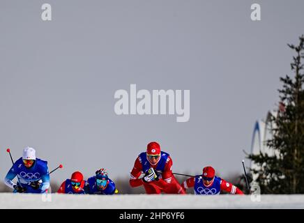 Zhangjiakou, Chine. 19th févr. 2022. Alexander Bolshunov, de Russie, 2nd de droite, participe à la compétition de ski de fond gratuit de 50km hommes lors des Jeux olympiques d'hiver de 2022, le 19 février 2022, à Zhangjiakou, en Chine. Crédit : Roman Vondrous/CTK photo/Alay Live News Banque D'Images