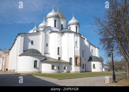 L'ancienne cathédrale de Sofia est proche le jour ensoleillé d'avril. Detinets de Veliky Novgorod. Russie Banque D'Images