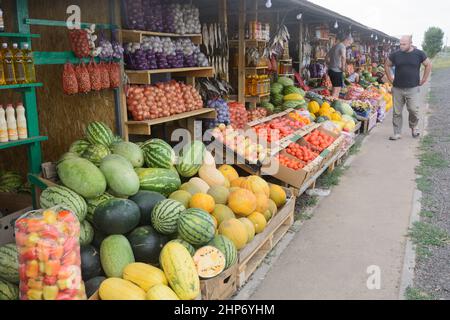 Volgograd, Russie - août 2021 : marché agricole sur route. Pastèques, tomates et légumes. Produits non OGM respectueux de l'environnement. Banque D'Images