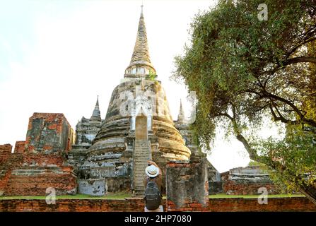 Visiteur prenant des photos de la Pagode historique du temple Wat Phra si Sanphet et du Palais Royal, Parc historique d'Ayutthaya, Thaïlande Banque D'Images