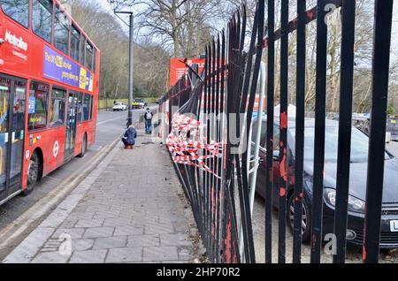 19th fév 2022 highgate wood north london muswell hill road angleterre royaume-uni séquelles d'une femme voiture passager tuée par chute d'arbre Banque D'Images