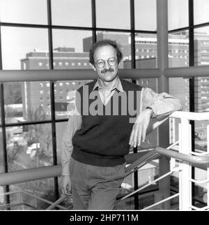 Harold Varmusi a pris sa retraite du directeur de l'Institut national du cancer (NCI) en 2015. Cette photo montre le Centre clinique (bâtiment 10) en arrière-plan ca. 2000 Banque D'Images