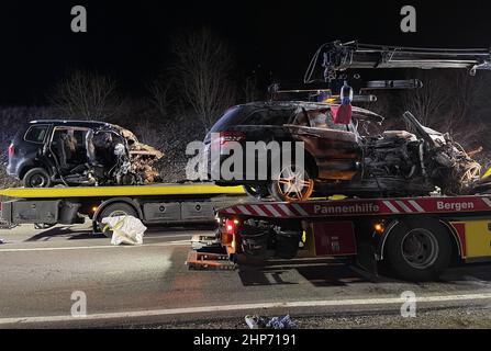 Schopfloch, Allemagne. 19th févr. 2022. Deux voitures détruites sont chargées sur des transporteurs routiers sur le B28a. Trois personnes sont mortes dans le grave accident de la circulation tôt samedi matin près de Horb am Neckar (district de Freudenstadt), et une autre personne a été grièvement blessée. Credit: Sdmg/Schulz/dpa/Alay Live News Banque D'Images