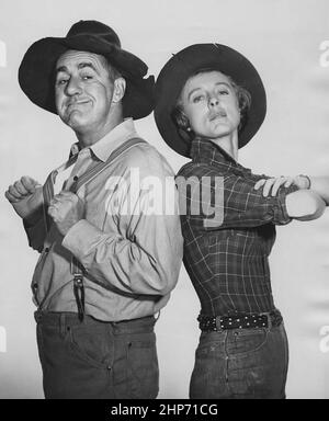 Photo publicitaire de la star invitée Jim Backus et Nancy Kulp de l'émission de télévision les Beverly Hillbillies ca. Possiblement 1963 Banque D'Images