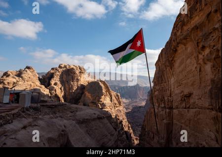 Drapeau noir, blanc, vert et rouge de la Jordanie survolant la destination touristique de Pétra Banque D'Images