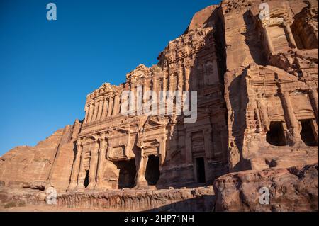 La tombe de soie est l'une des trois tombes royales qui a été sculptée dans la roche de grès vivante de Petra, en Jordanie Banque D'Images