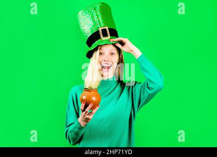 Bonne fille en chapeau vert avec pot avec or. Traditions de la Saint Patrick. Banque D'Images