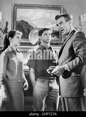 Les acteurs de la comédie de situation classique le laissent à Beaver (1957-1963) de gauche à droite : Carol Sydes, Tony Dow, Hugh Beaumont qui a dirigé cet épisode « Wally et Alma ». Ici, Hugh fournit la direction aux acteurs. Banque D'Images