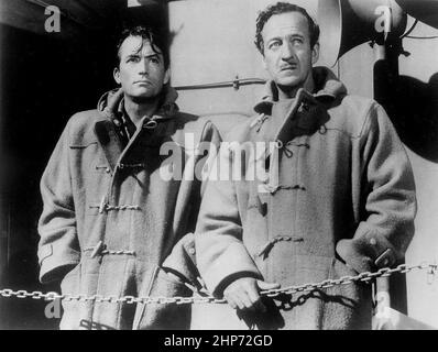 Photo publicitaire de Gregory Peck & David Niven prise pour le film The Guns of Navarone (1961) Banque D'Images