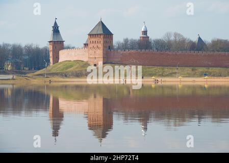 Vue sur le Kremlin de Veliky Novgorod, en avril après-midi. Russie Banque D'Images