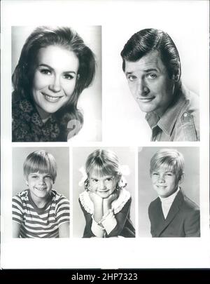 Photo publicitaire de: (Haut; G-D) Juliet Mills, Richard long, (bas; G-D) Trent Lehman, Kim Richards et David Doremus font la promotion de la première de la série télévisée Nanny et The Professor, le 21 janvier 1970 Banque D'Images