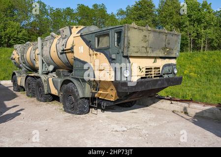 KRONSTADT, RUSSIE - 03 JUIN 2019 : lanceur automoteur SPU-35B de l'ancien système soviétique de missiles côtiers 'Redut' par une belle journée d'été Banque D'Images