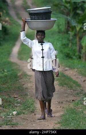 Porter des bols à la tête au Ghana en Afrique Banque D'Images