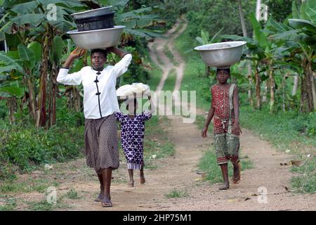 Porter des bols à la tête au Ghana en Afrique Banque D'Images