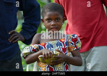 Enfant en robe traditionnelle Ghana Afrique Banque D'Images