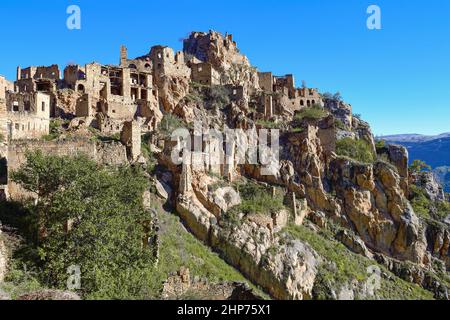 L'ancien village de montagne abandonné de Gamsutl dans le matin ensoleillé de septembre. République du Daghestan, Fédération de Russie Banque D'Images