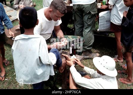 Photos de la guerre du Vietnam: MEDCAP (Medical Civic action Program) pour la population locale en dehors de la colline 10 pendant la guerre du Vietnam - poplaration locale en attente ou recevant un traitement médical - photo PD courtoisie de l'USMC Banque D'Images