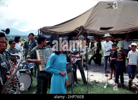 Photos de la guerre du Vietnam: MEDCAP (Medical Civic action Program) pour la population locale en dehors de Hill 10 pendant la guerre du Vietnam - musiciens et chanteurs divertir ceux qui attendent un traitement médical - juillet 1969 - photo PD courtoisie de USMC Banque D'Images